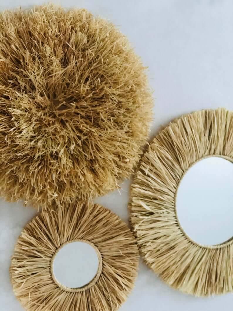 Trendy Wall Mirror in Raffia Contour