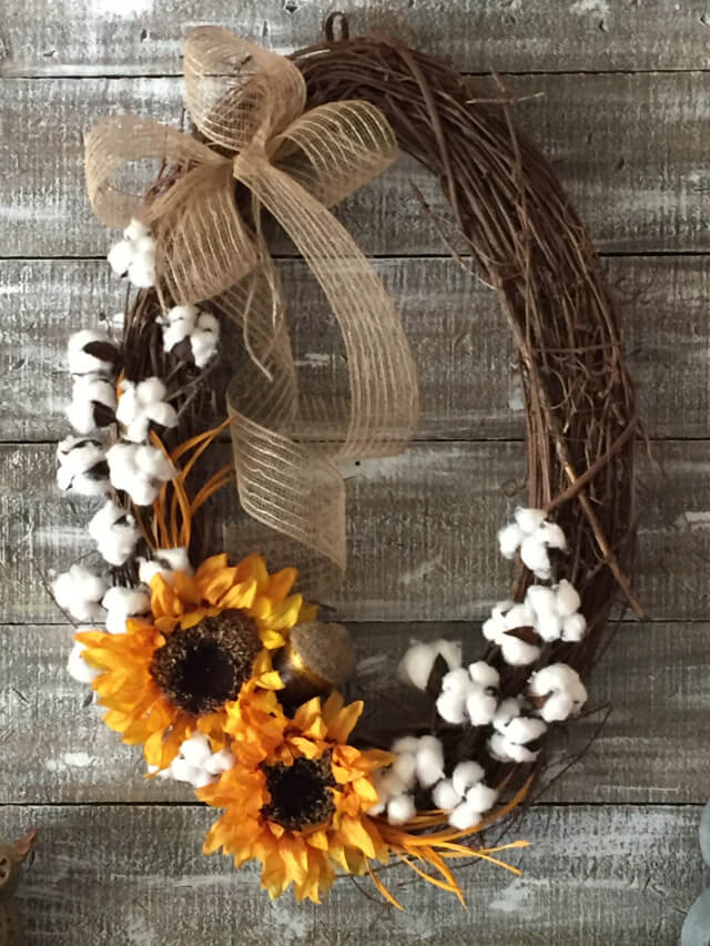 Girasoles, flores de algodón y un lazo