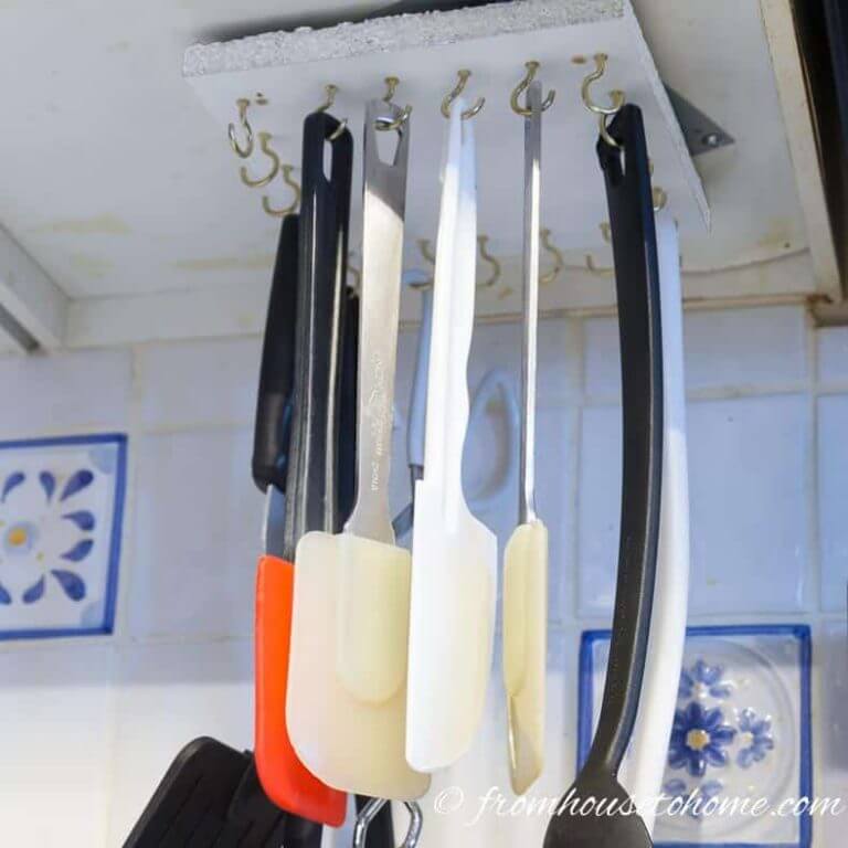 Organizzazione degli utensili rotanti sotto l'armadio