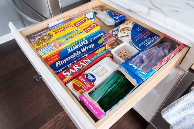 Organizzazione del cassetto per involucri e borse