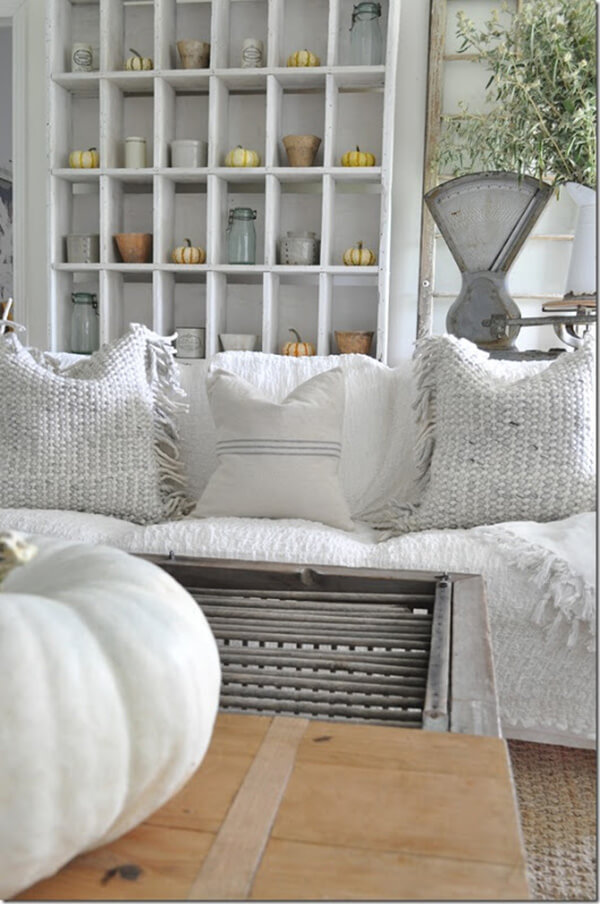 Welcoming and Intriguing Vintage Farmhouse Décor