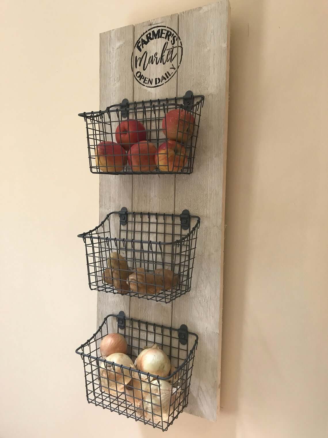 Organizer da cucina sospeso con cestini per il mercato agricolo