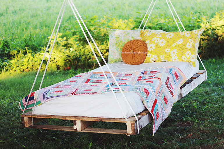 Delightful and Dreamy Swinging Pallet Bed
