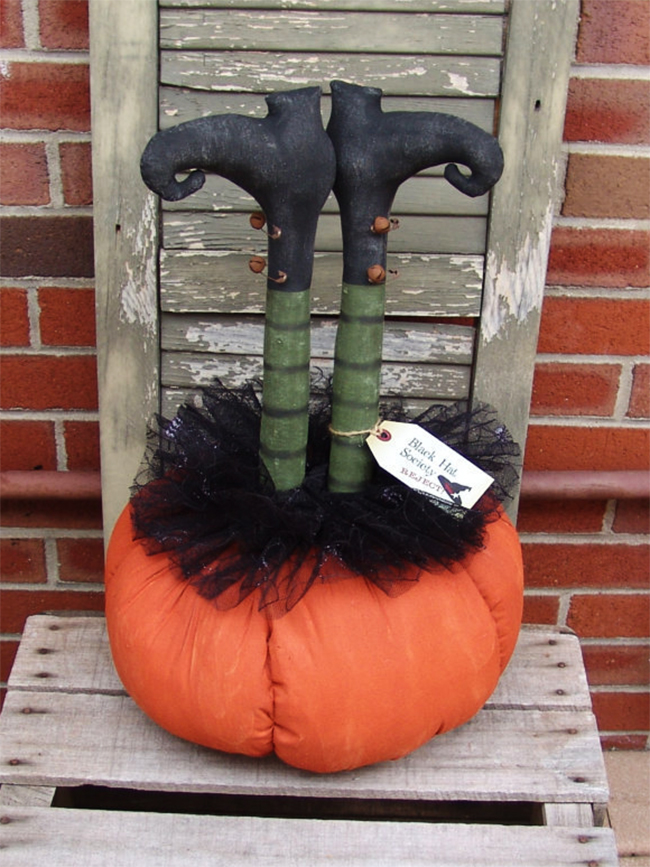 Witch and Pumpkin Halloween Décor