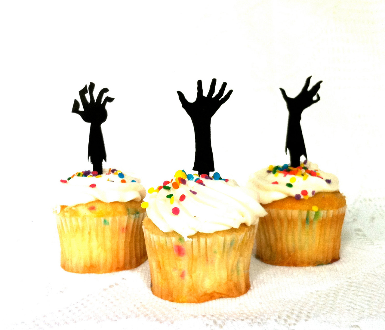 Mummy Hands Cake Topper Halloween Party Decoration Supplies Zombie Hands Spooky Cake Topper Halloween Graveyard Cake Topper 