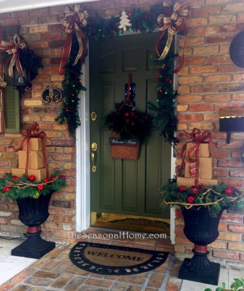 50+ Best Christmas Porch Decoration Ideas for 2023