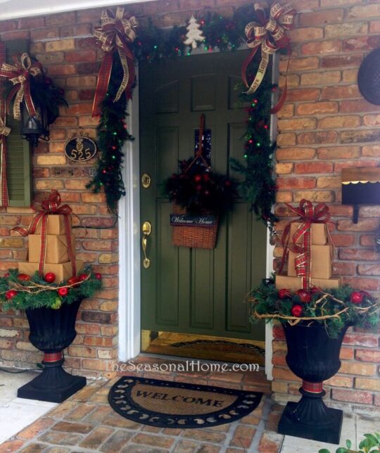 50+ Best Christmas Porch Decoration Ideas for 2023