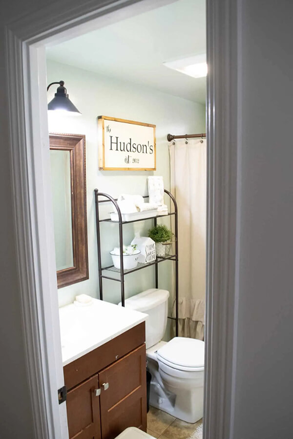 Open Airy Baker’s Rack Style Bathroom Shelving