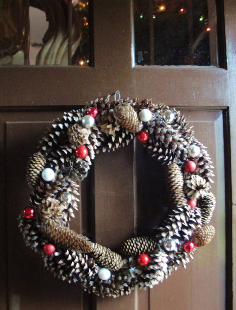 29 Creative Techniques Used in DIY Pinecone Wreaths that will Impress ...