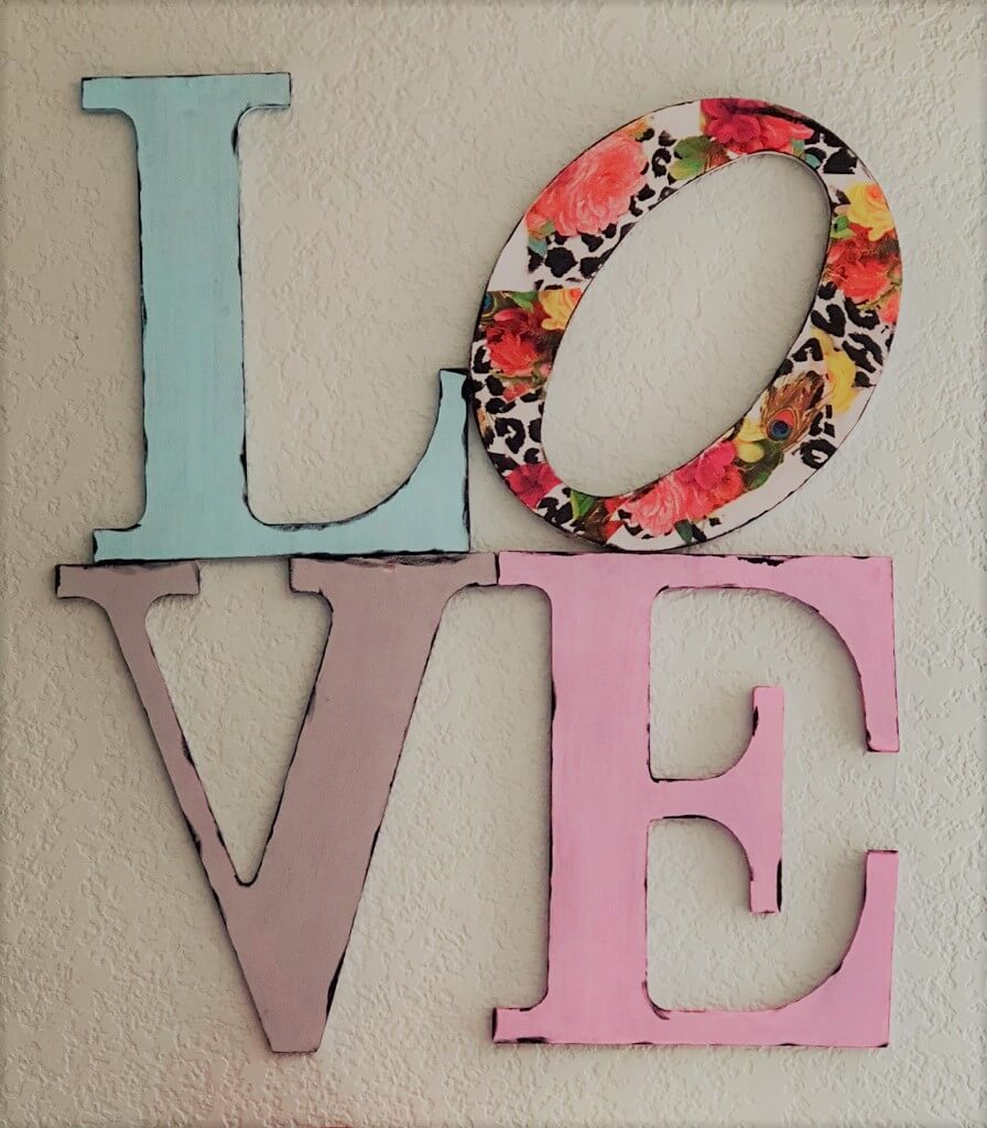 Arte de pared de letras de amor pintadas y de decoupage