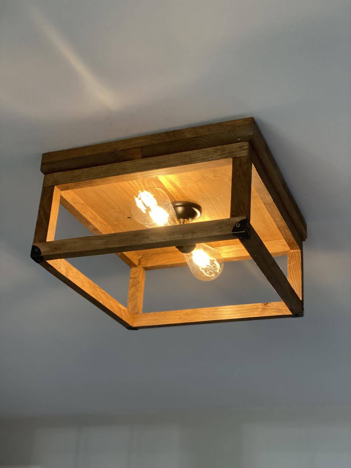 Vierkante verzonken houten hanglamp