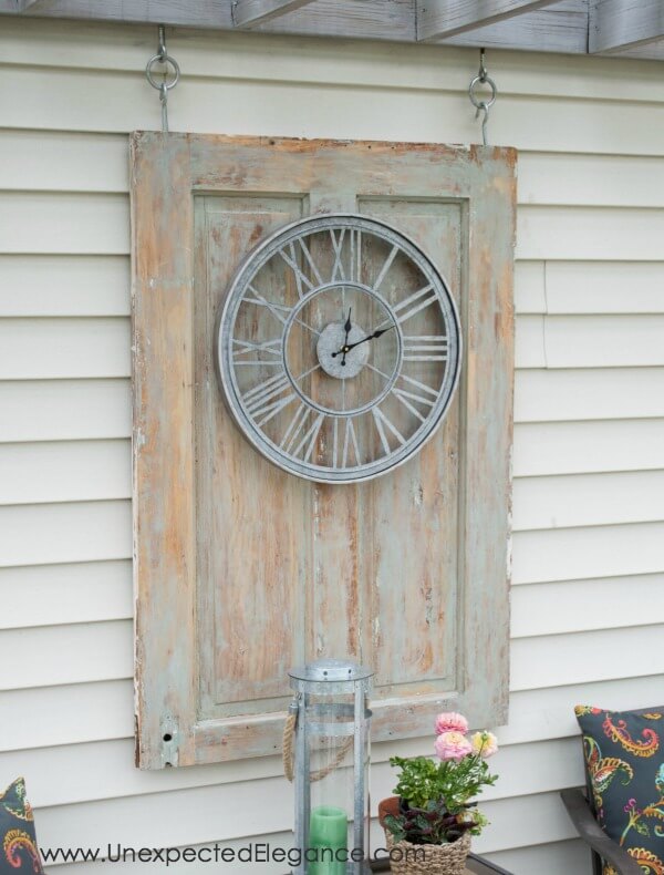 Reloj clásico montado en una puerta recuperada