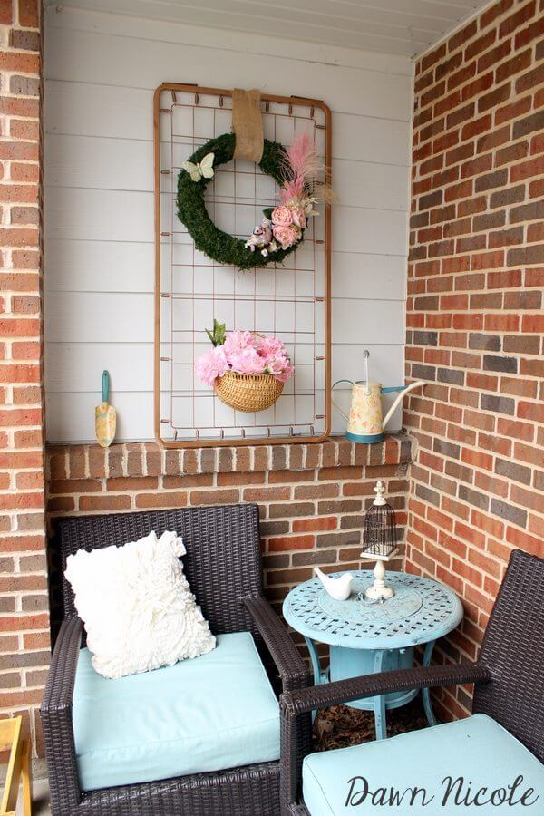 A Unique and Comfortable Front Porch Setting