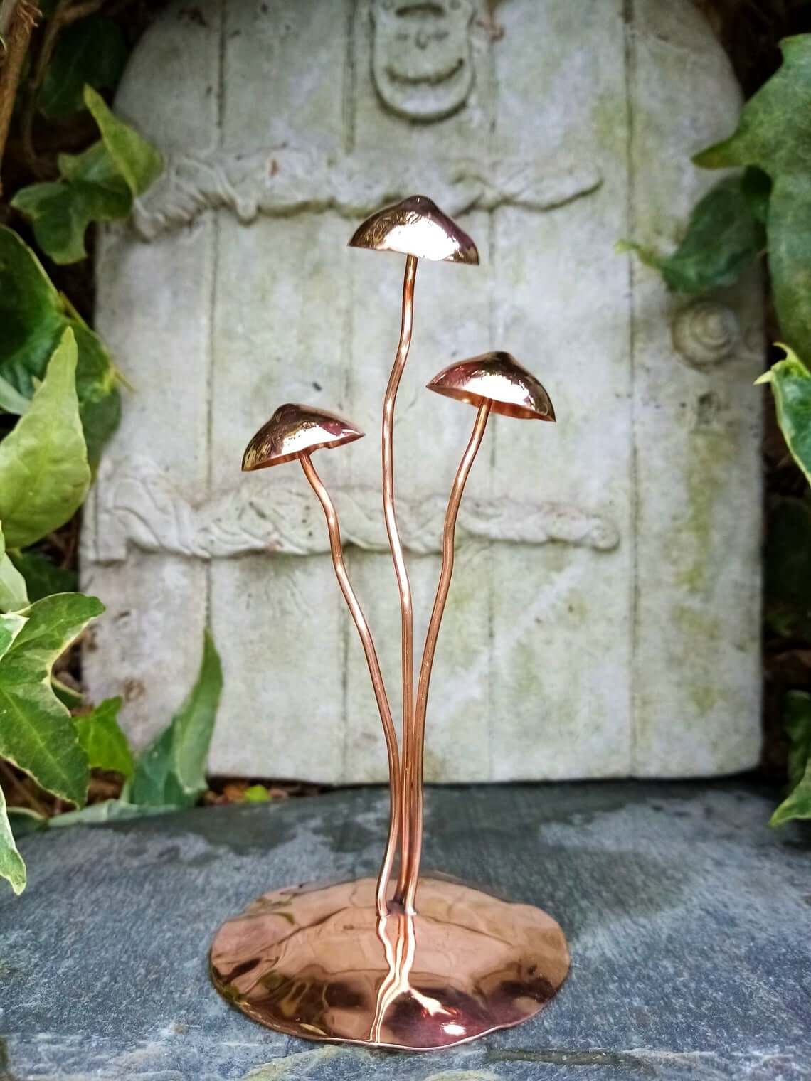Sculpture de jardin champignon en cuivre brillant faite à la main. Mushroom Garden Sculpture