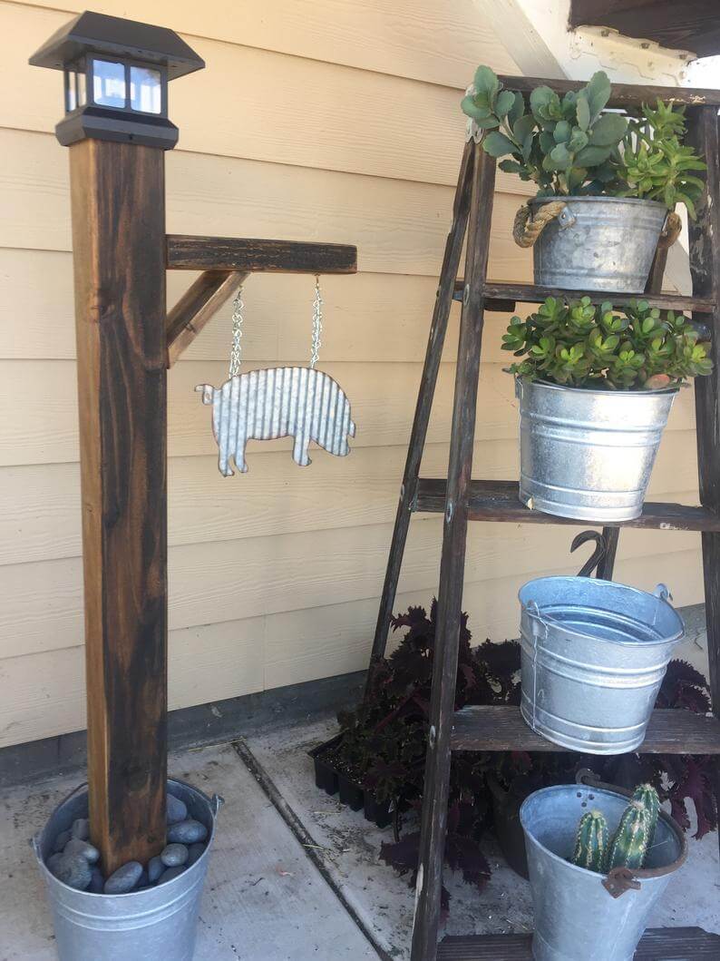 Sturdy and Stylish Post with Piggy