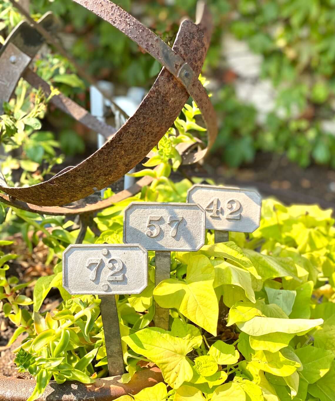 Kovové zahradní kolíky inspirované francouzskými číslicemi