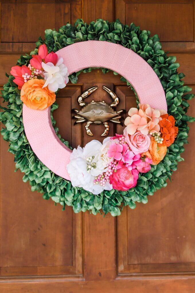 Grandeur avec couronne enveloppée de tissu et fleurs