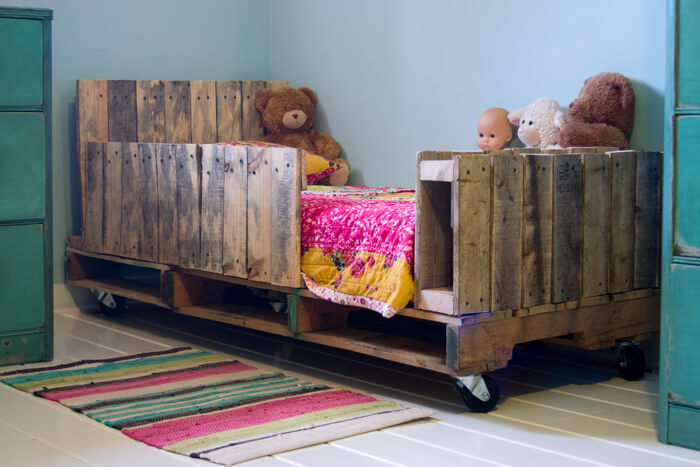 Cool Rustic Toddler Pallet Bed