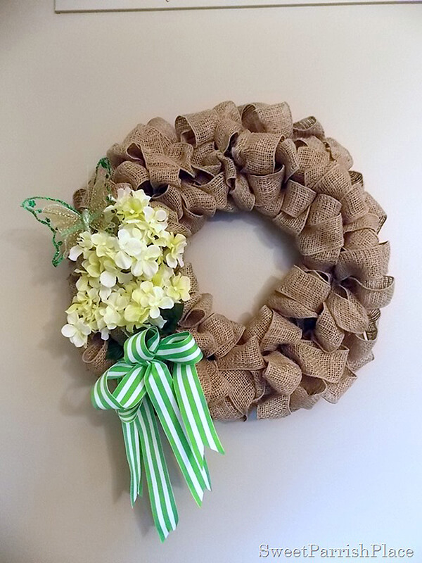 Couronne en boucle en toile de jute avec embellissements printaniers