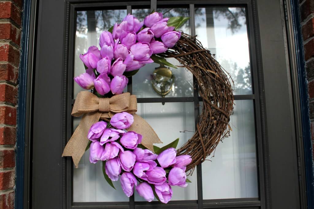 Couronne de Vigne avec Tulipes et Ruban de Toile de Jute