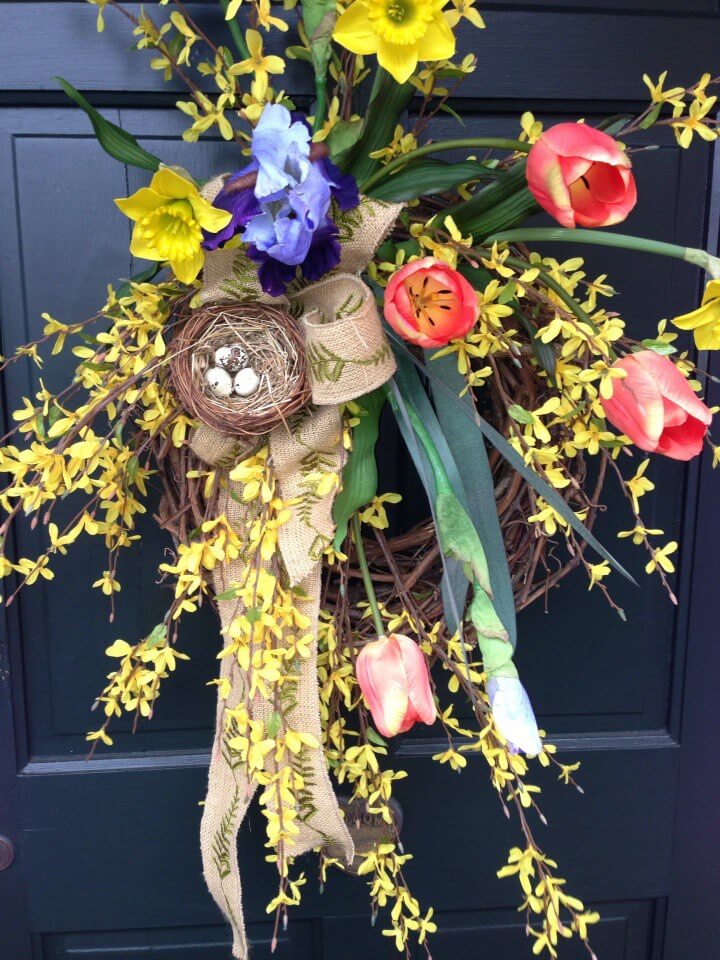 Rafale de Couronne de Fleurs Printanières avec Nid