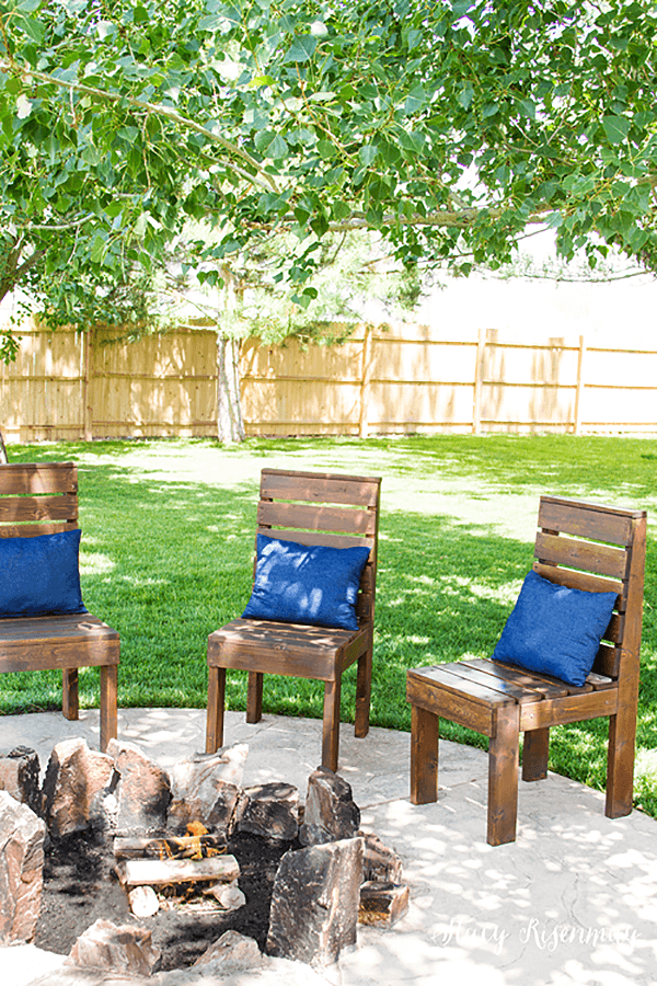 Rustic and Simple Outdoor Pallet Chairs