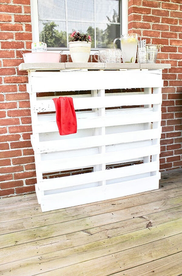 Simple Painted Pallet Outdoor Bar