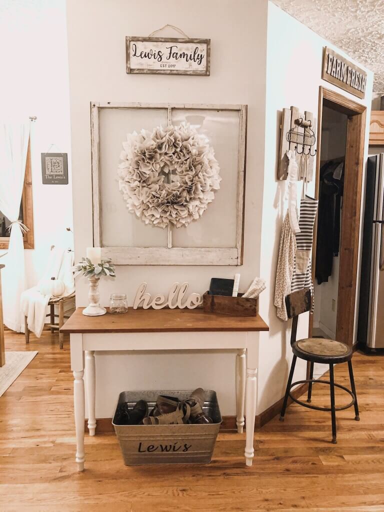 Minimalistic and Cute Entry Table