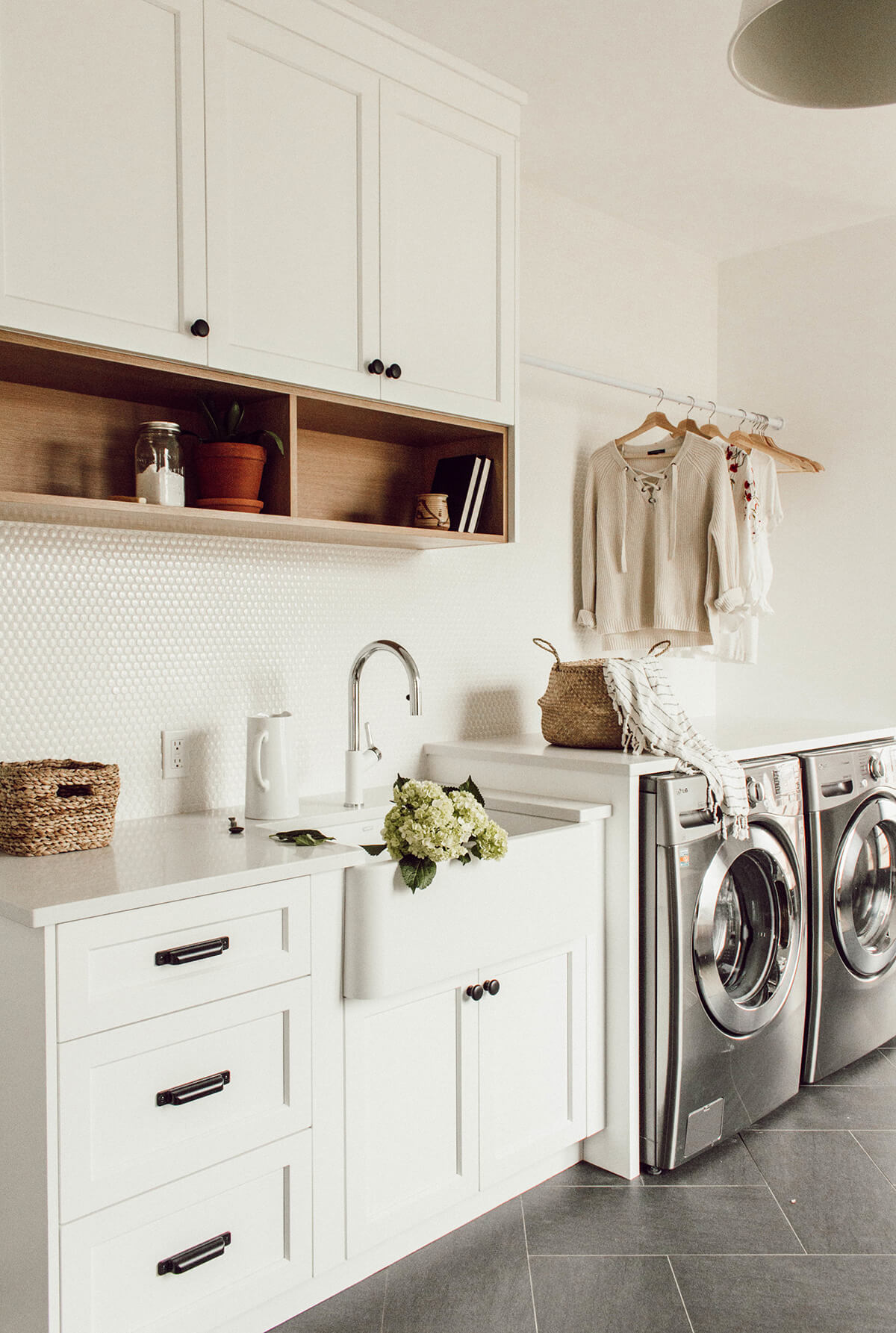 laundry-room-penny-tile-backsplash-homebnc