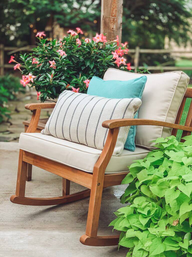Serene Seating for Back Yard Relaxation