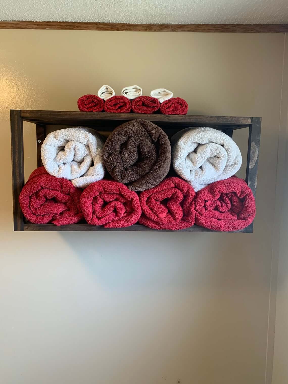 Simple Wall-Mounted Towel Container