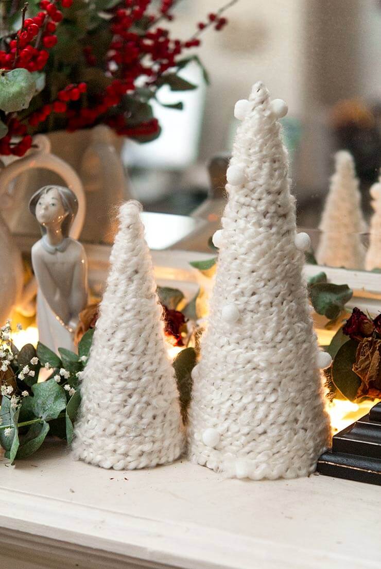 DIY Yarn Pom Poms Christmas Tree