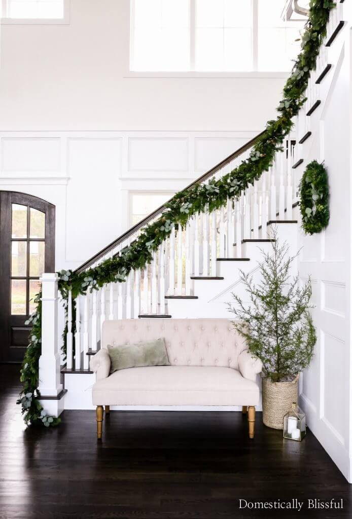 Beautiful Rural Entryway Christmas Decorations
