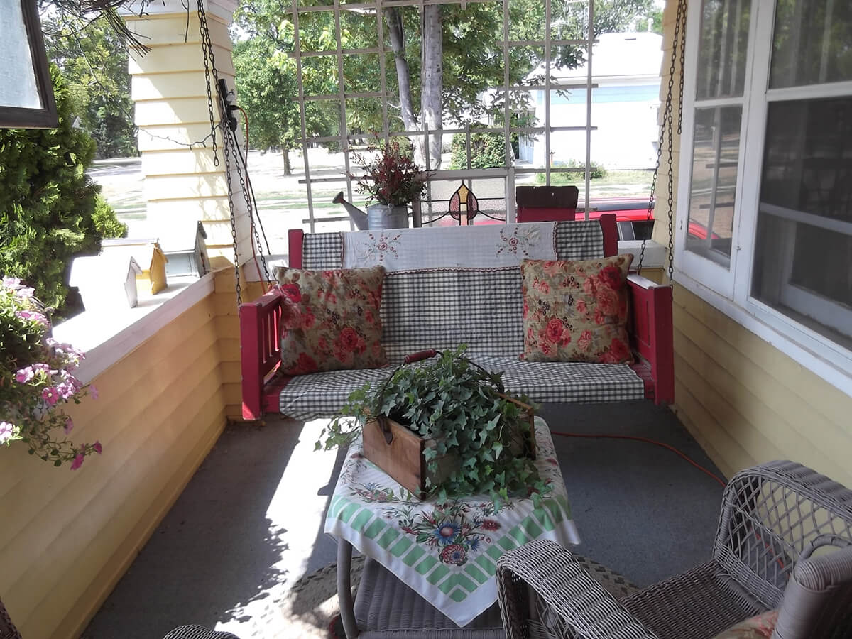 Quaint Southern Summer Porch Design with Swing