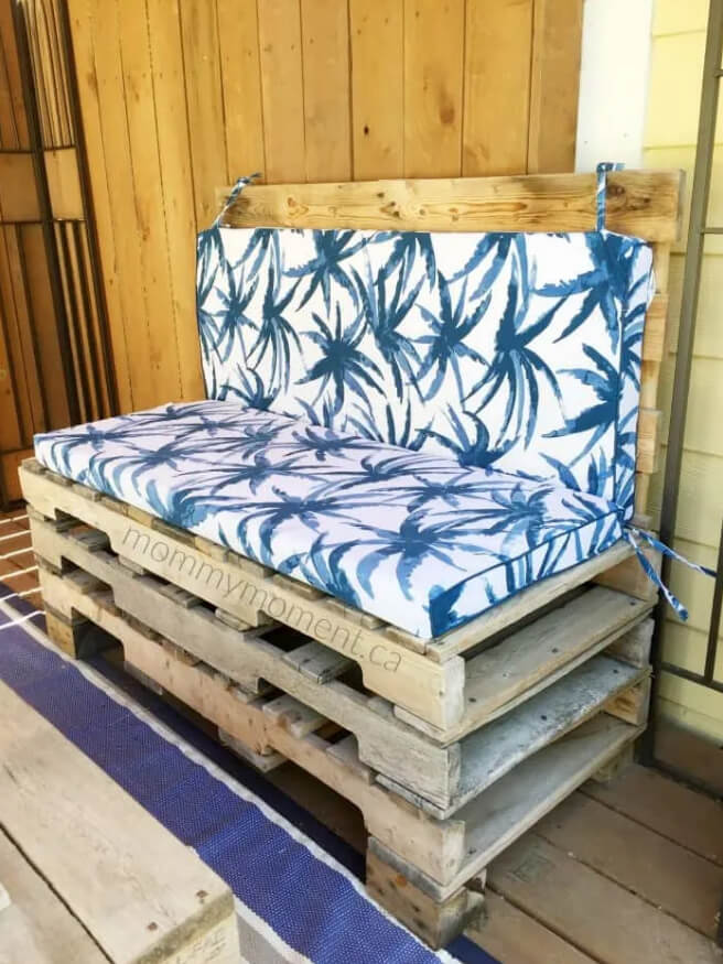 Pretty Pallet and Pillow Outdoor Bench