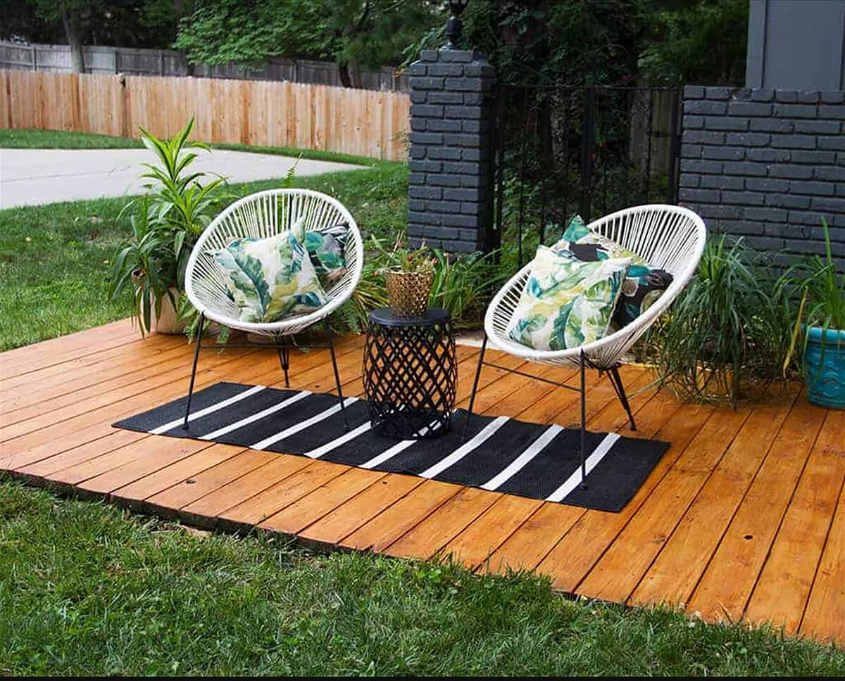Simple Stained Ground Small Deck Design