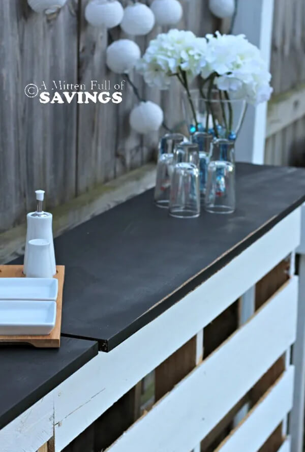 DIY Chalkboard Top Outdoor Pallet Bar