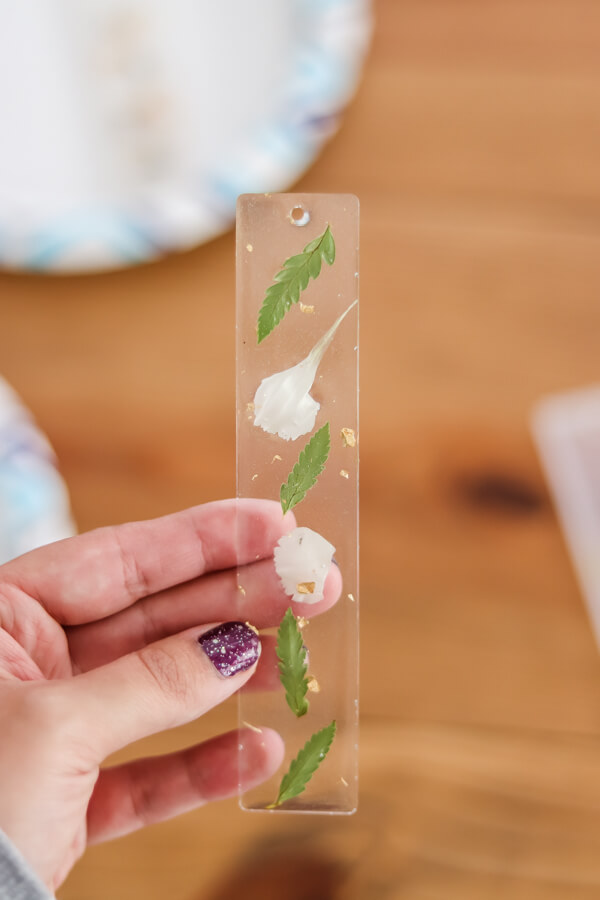 Homemade Resin Ideas to Immortalize Special Flowers
