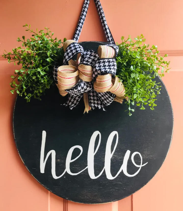 Single Wood Circle Hello Sign