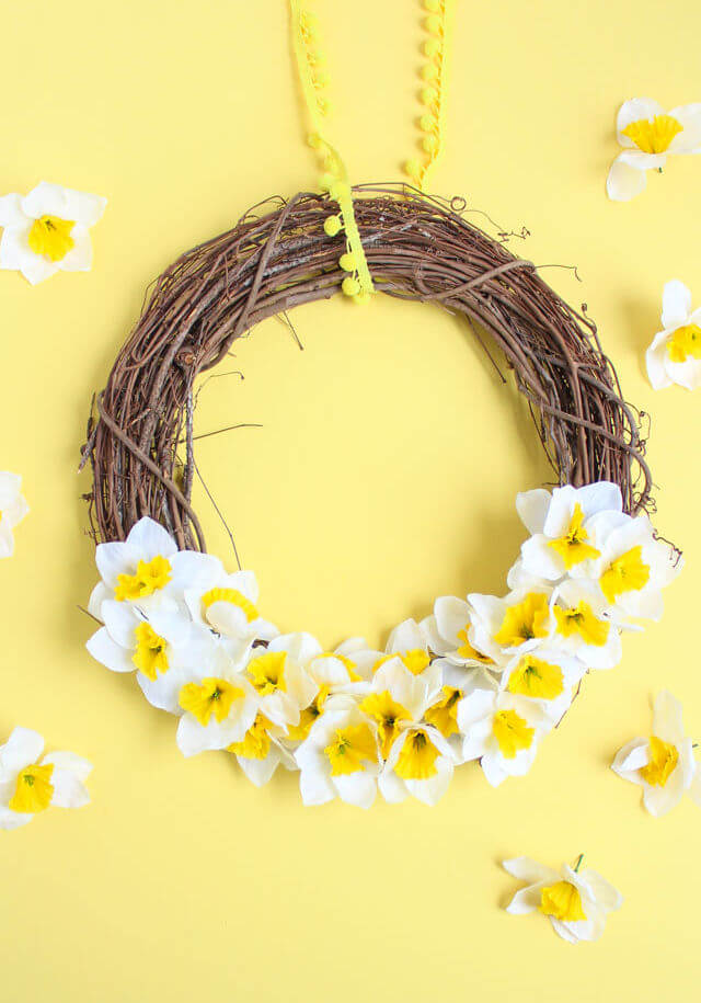 Cute DIY Daffodil Wreath Design