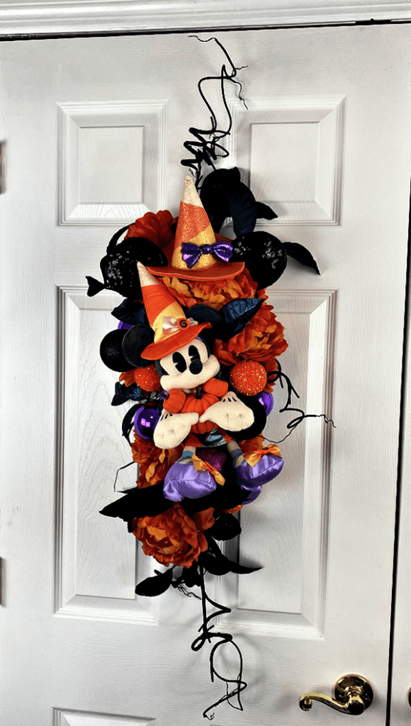 Magic Band Wreath Storage …  Disney diy crafts, Disney diy, Disney decor