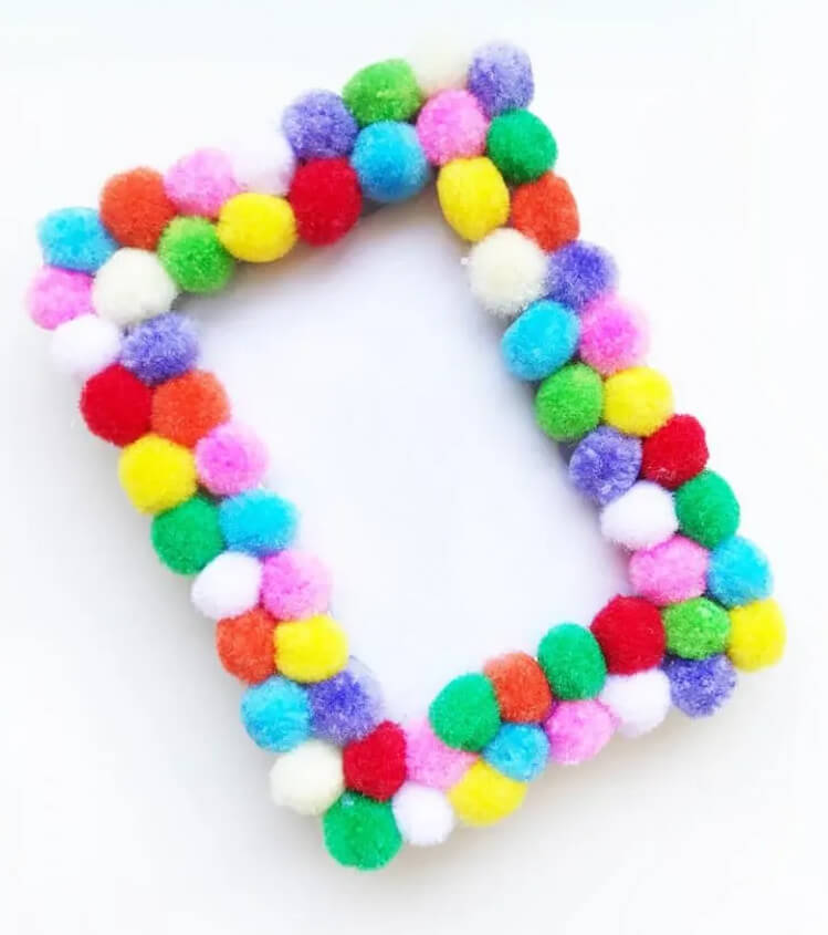 Adorable DIY Pom-Pom Picture Frame