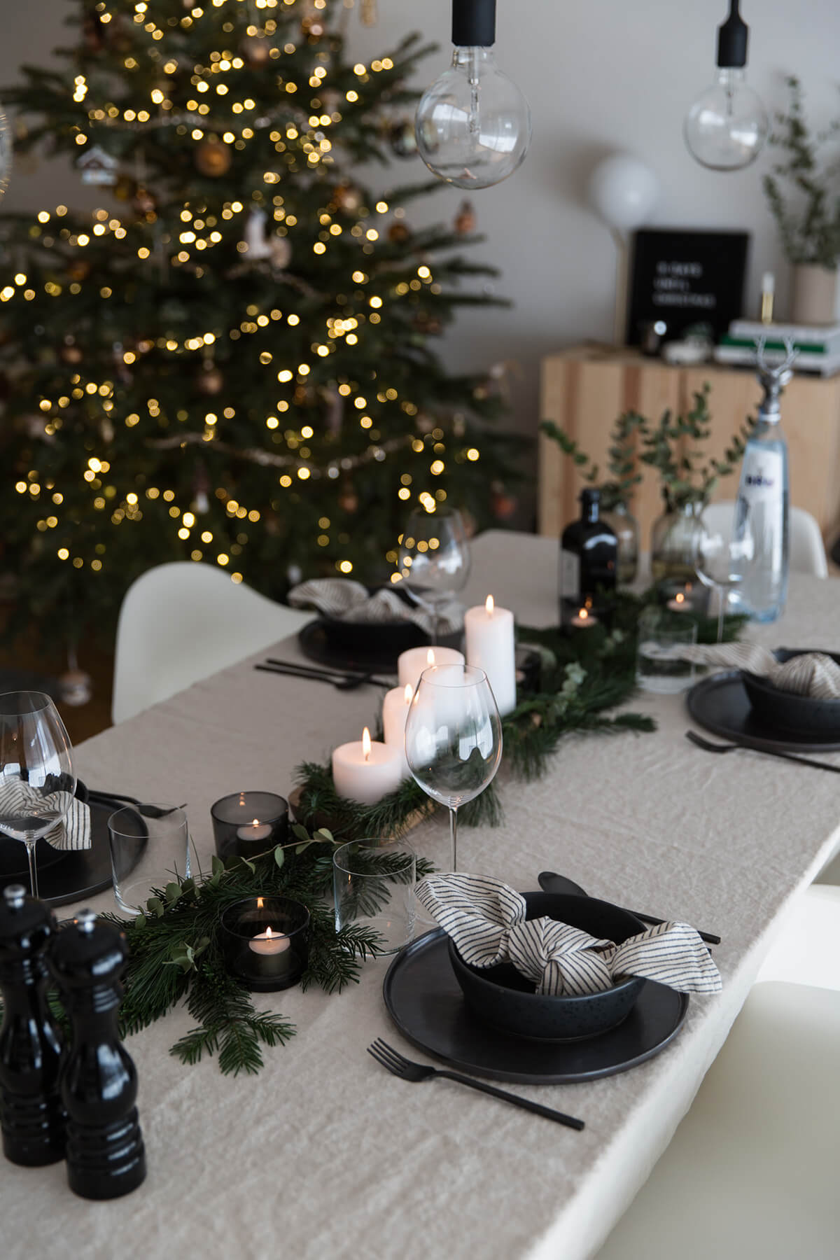 Elegant Black Christmas Home Décor